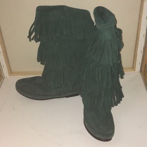 MINNETONKA 3 layer fringe boot/ SZ 6- HUNTER GREEN